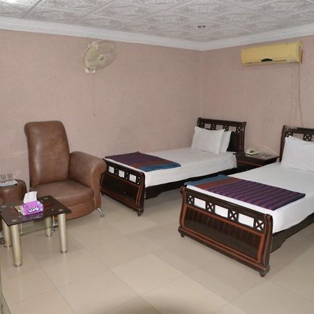 Step Inn Hotel Sukkur Buitenkant foto