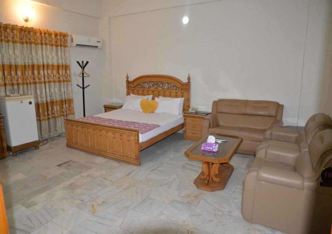 Step Inn Hotel Sukkur Buitenkant foto