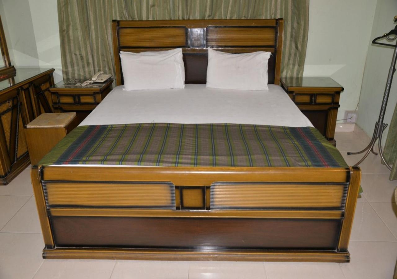 Step Inn Hotel Sukkur Buitenkant foto