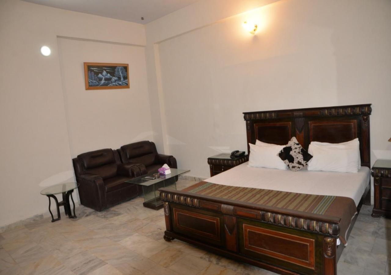 Step Inn Hotel Sukkur Buitenkant foto